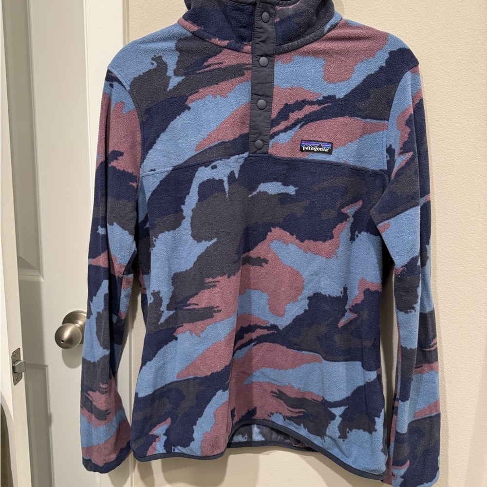 Patagonia women’s large fleece pullover.